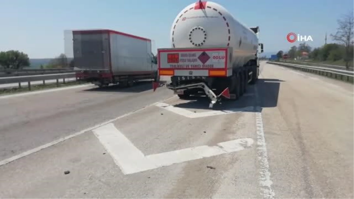 Samsun\'da hafif ticari araç tankere arkadan çarptı: 3 yaralı