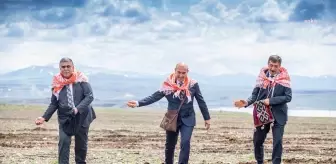 Soyer Kars'ta Tarlaya İndi: 'Biz Aslında Birliğin Dostluğun Kardeşliğin Tohumunu Ekiyoruz'
