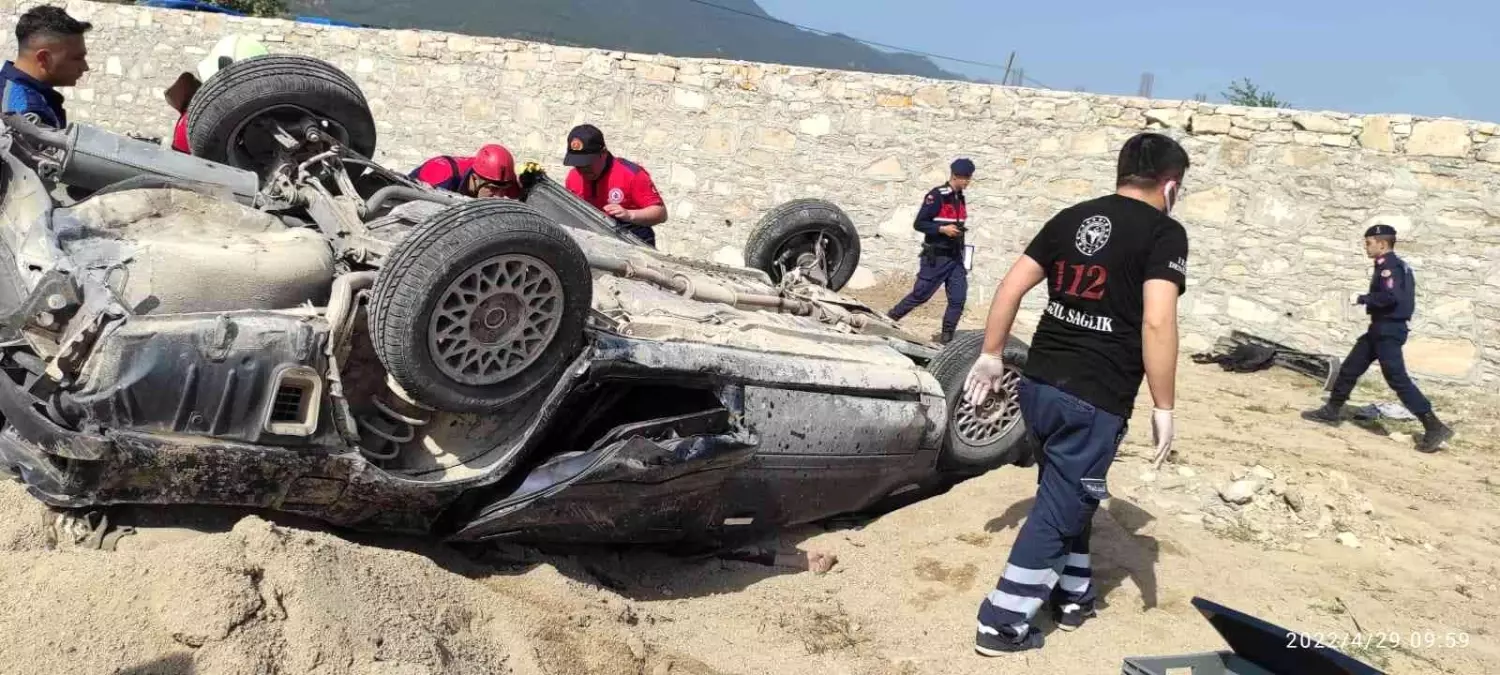 Takla atan otomobilin sürücüsü sıkışarak can verdi