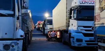 Tır şoförleri iftarlarını sınırda sıra beklerken yapıyor