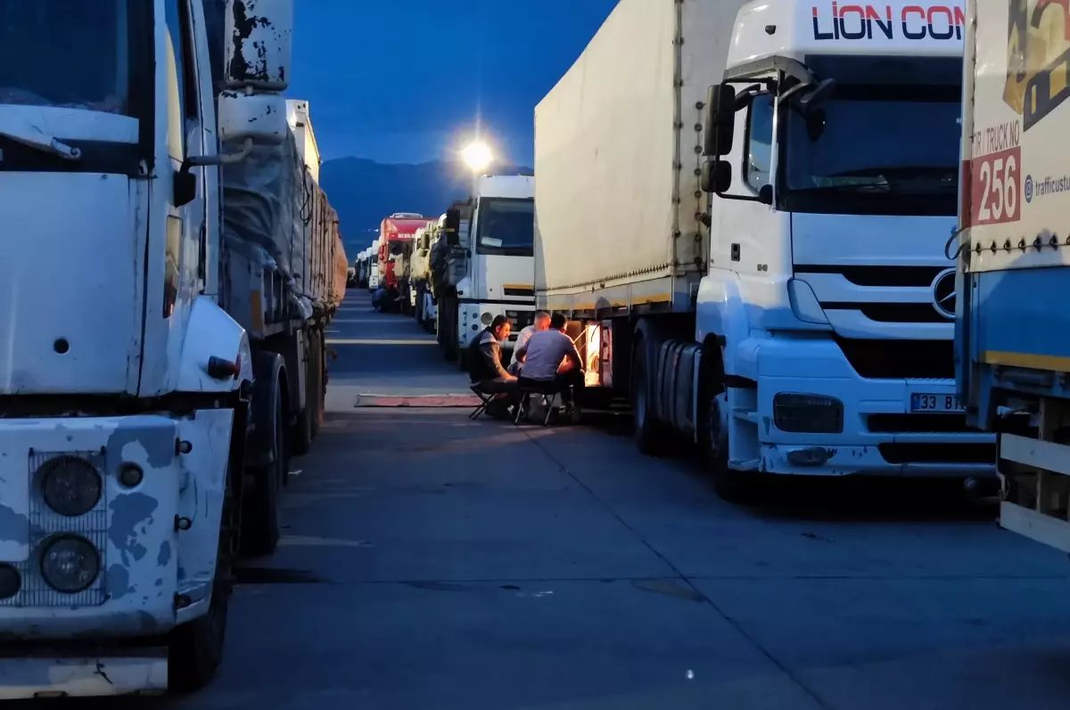 Tır şoförleri iftarlarını sınırda sıra beklerken yapıyor