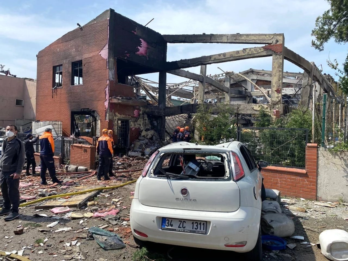 Tuzla\'da Fabrika Yangını: 3 Kişi Hayatını Kaydetti 9 Kişi de Yaralandı