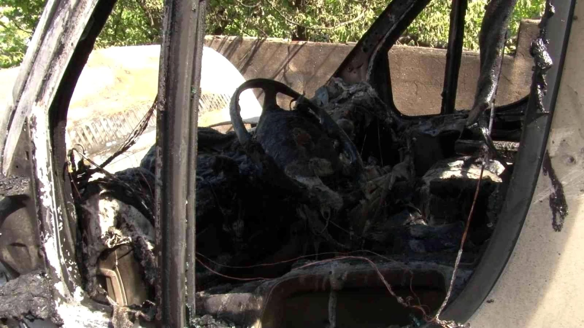 Ümraniye\'de park halindeki servis minibüsü alev alev yandı