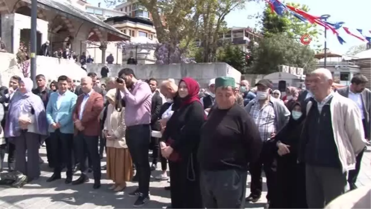 Üsküdar\'da binlerce mor salkım ve erguvan vatandaşlara dağıtıldı