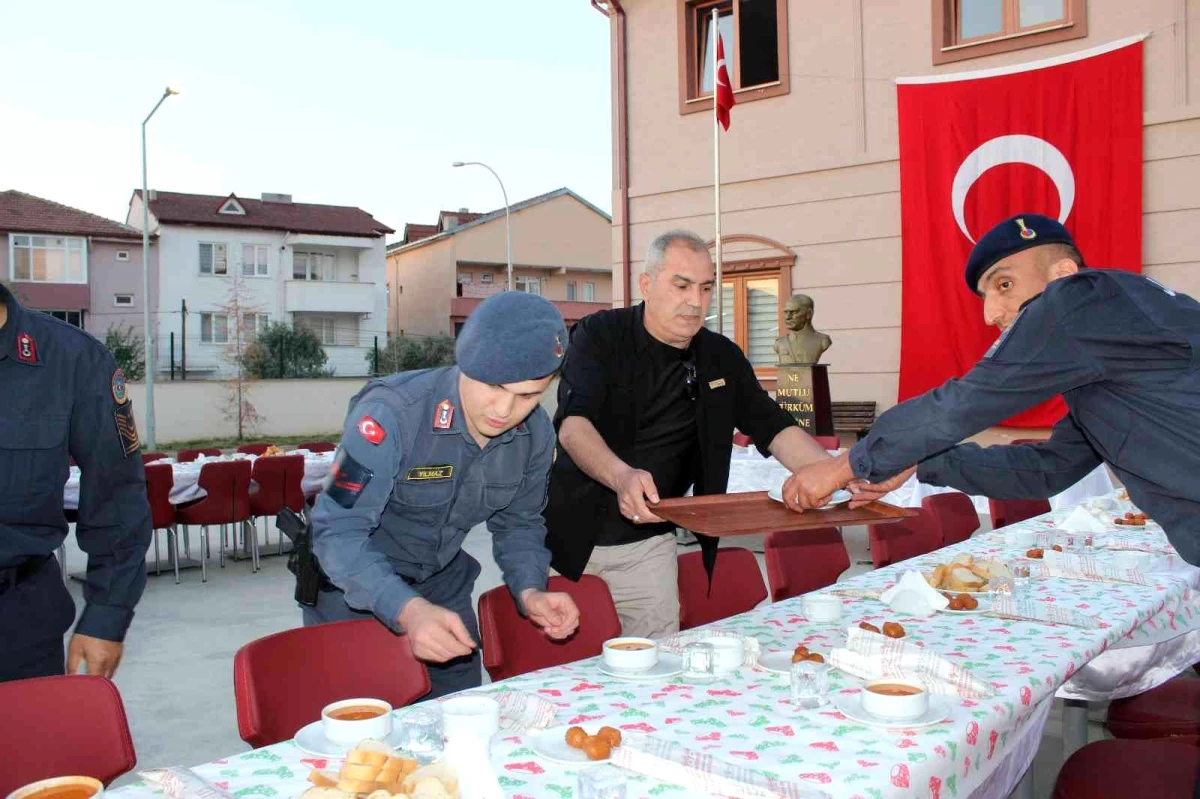 Son dakika haberleri | Vali Kızılkaya orucunu Osmaneli de askeri personelle açtı