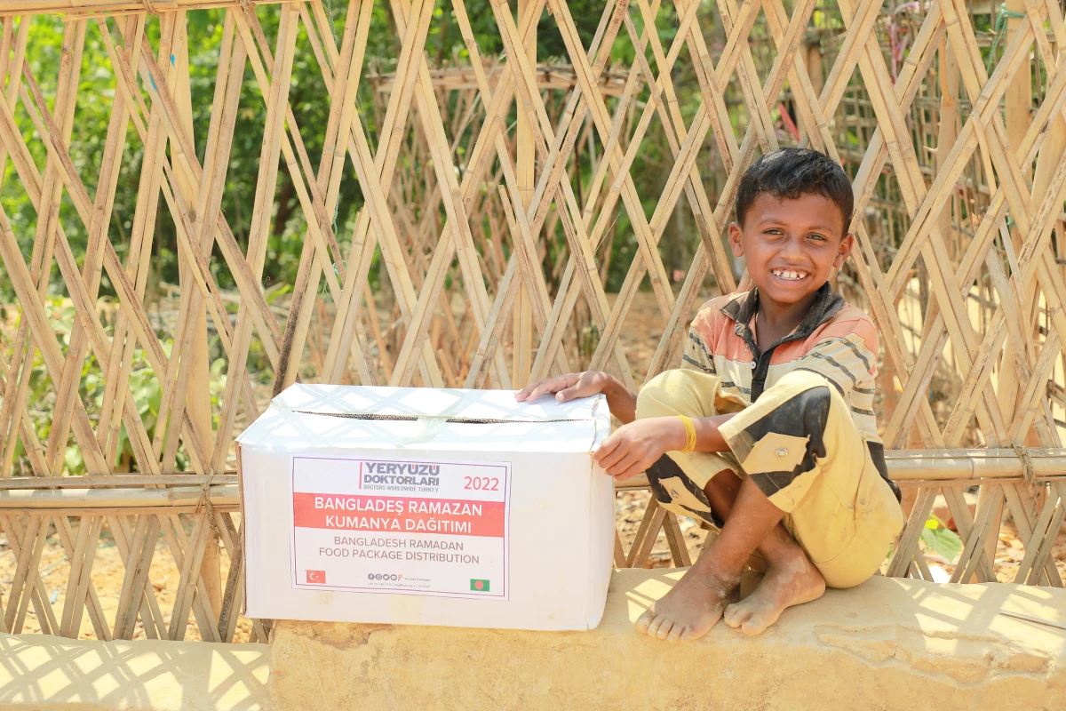 Yeryüzü Doktorları Derneği, Bangladeş\'teki mültecilere 800 gıda paketi dağıttı