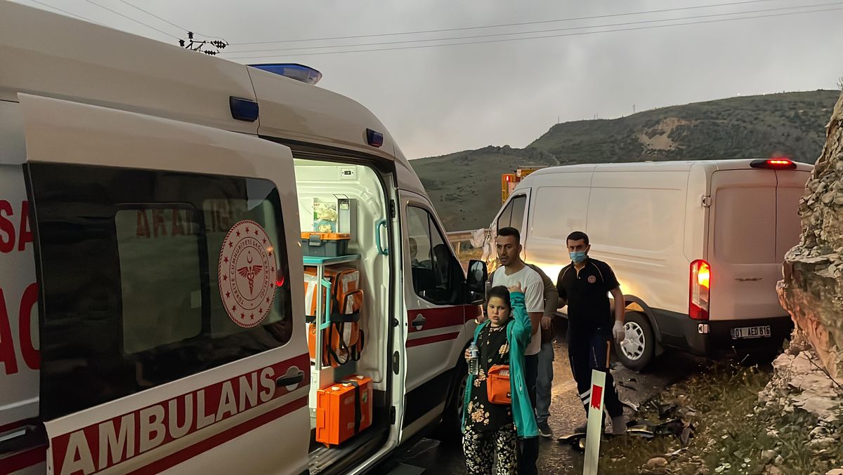 ADIYAMAN'DA MİNİBÜS İLE ÇEKİCİ ÇARPIŞTI: 3 YARALI