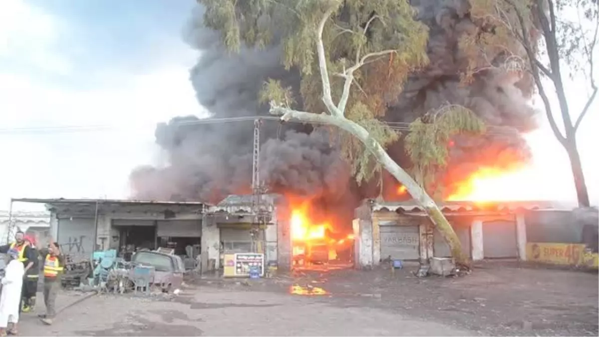 Akaryakıt tankerlerinin bulunduğu alanda yangın