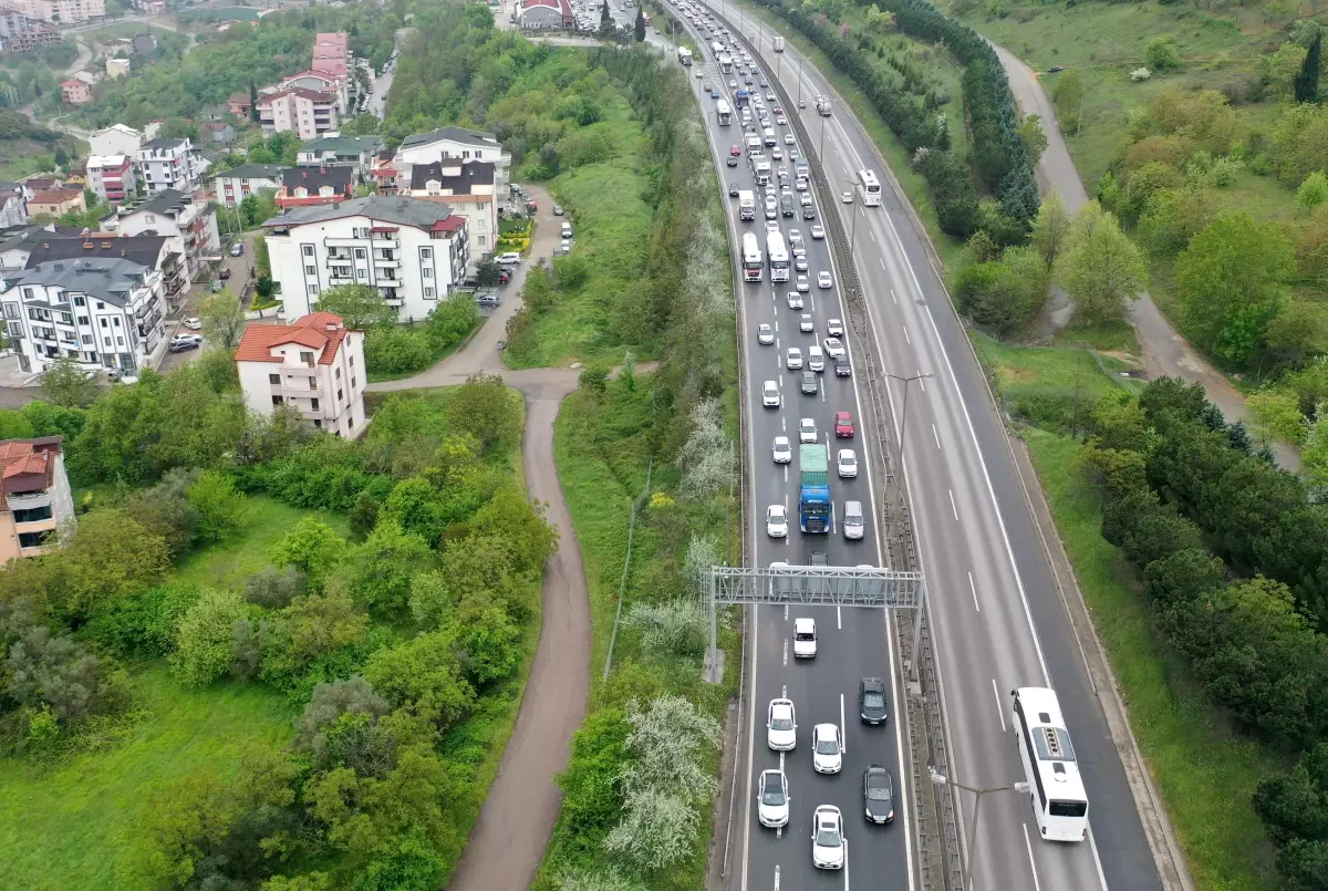 Anadolu Otoyolu'nun Kocaeli Kesiminde Akıcı Bayram Trafiği Yoğunluğu ...