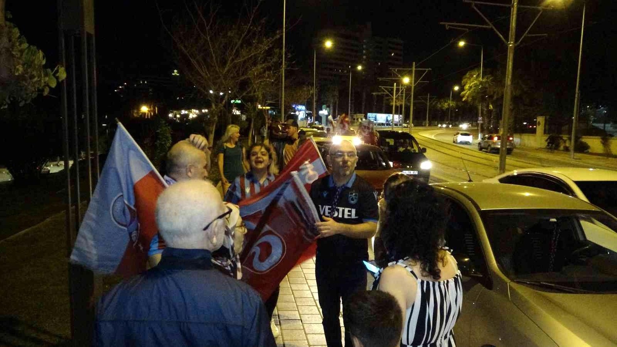 Antalya\'da yaşayan Trabzonlular 38 yıl sonra şampiyonluğu kutladı