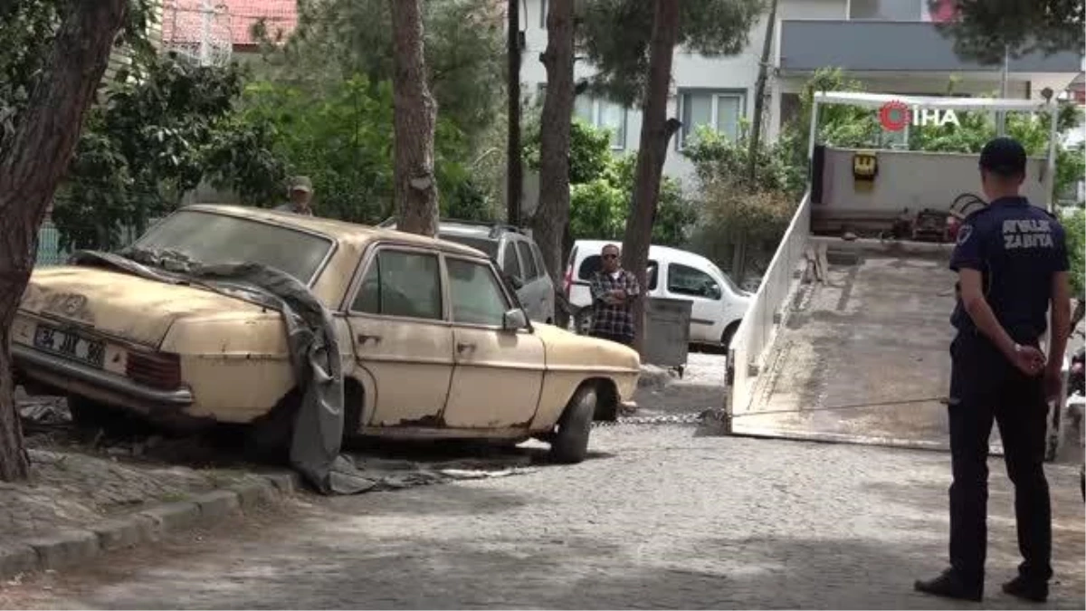 Ayvalık\'ta cadde ve sokaklar hurda araçlardan temizleniyor
