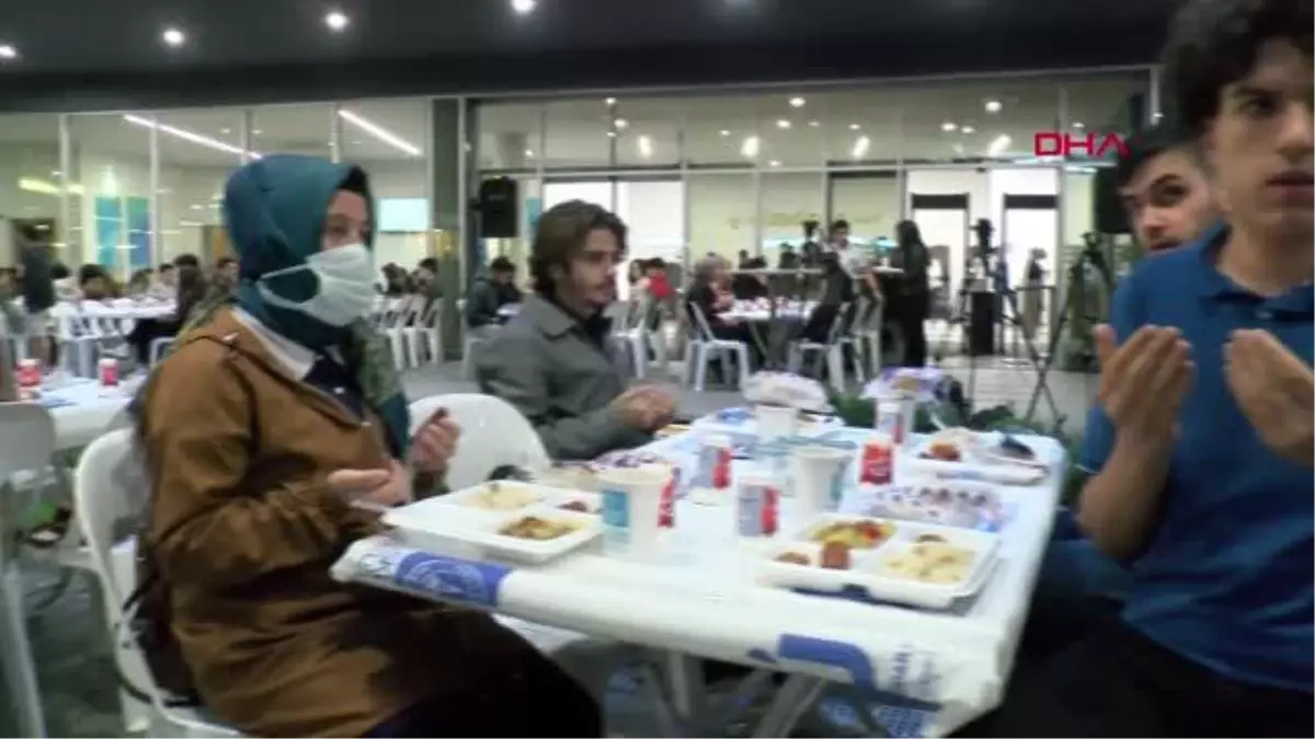 BAKAN FATİH DÖNMEZ GENÇLERLE İFTAR PROGRAMINDA BULUŞTU