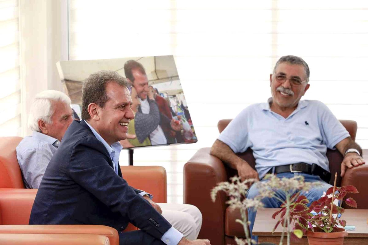 Başkan Seçer, Emekli Evinde yaşlılarla bayramlaştı