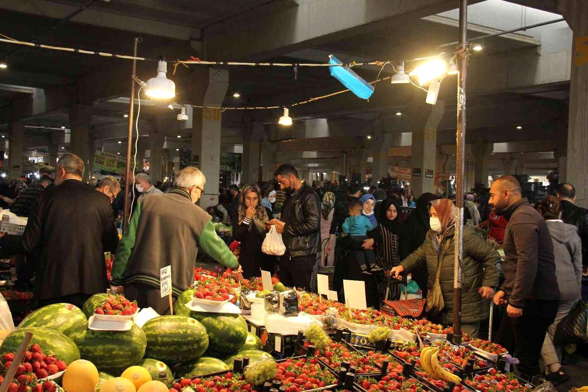 Bayram alışverişi pazarda adım atacak yer bırakmadı