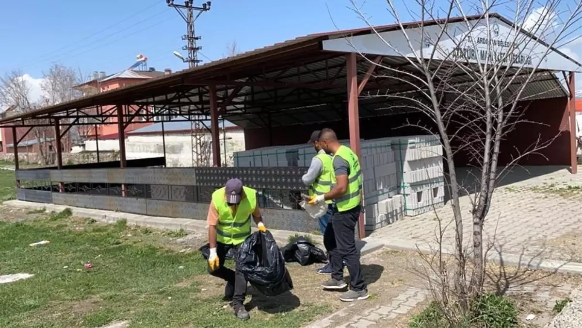 Belediye ekiplerinden bayram öncesi mezarlık temizliği