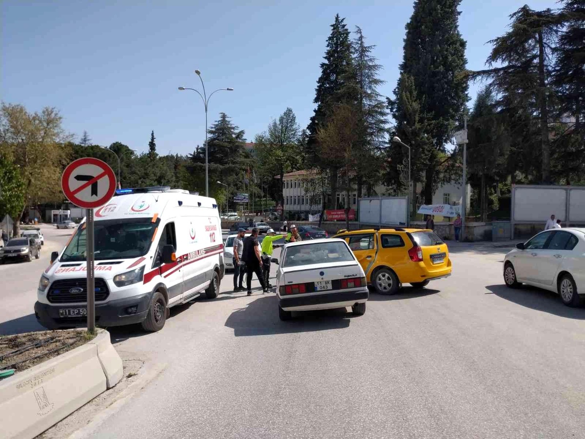 Bilecik\'te otomobiller kavşakta çarpıştı; 1 yaralı