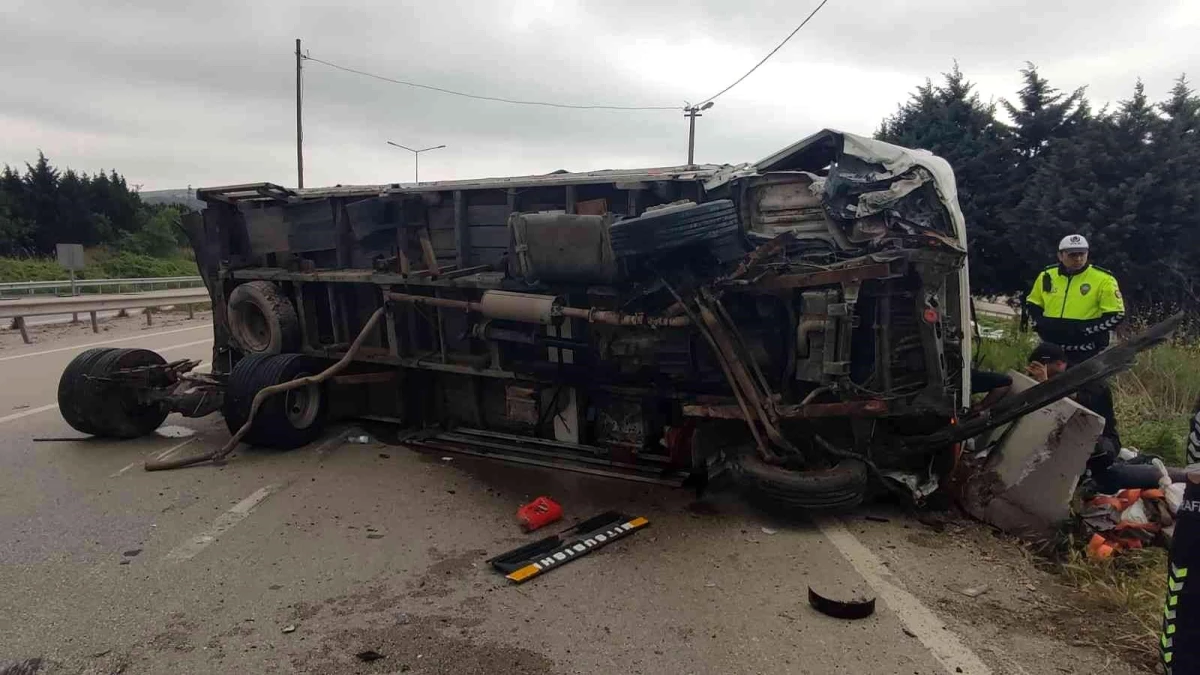 Bursa\'da kontrolden çıkan kamyon yan yattı : 1 yaralı