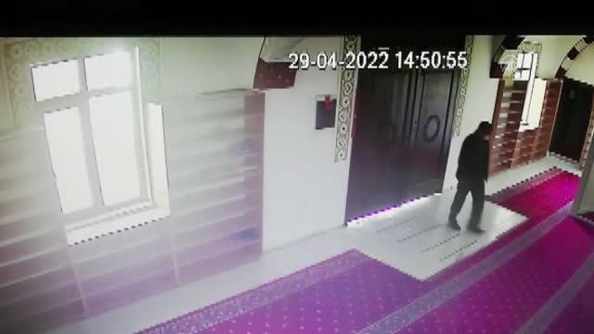 Camiden hırsızlık güvenlik kamerasında