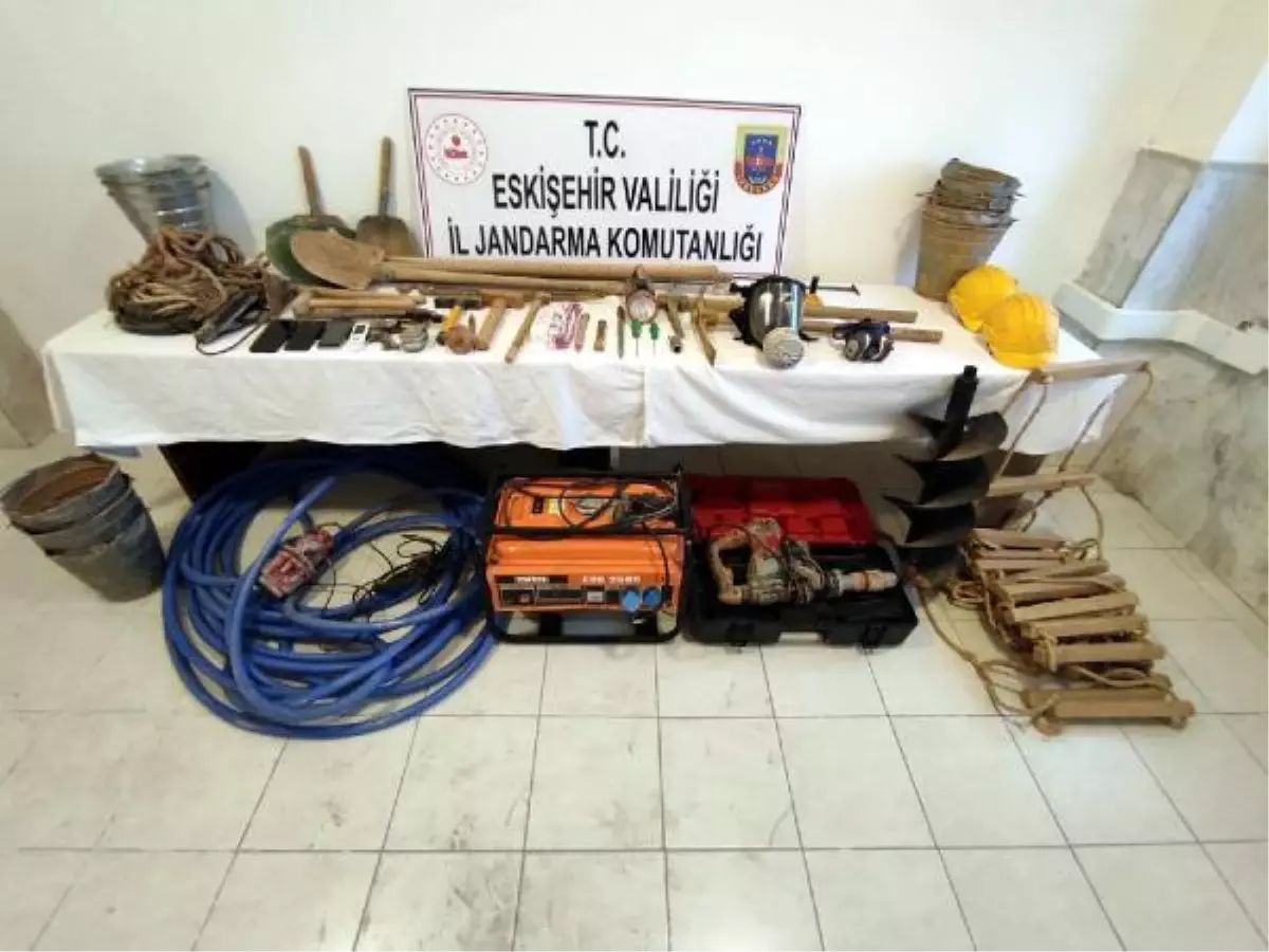 DEFİNE ARAYAN ŞÜPHELİLER, 14 METRELİK ÇUKURDA YAKALANDI