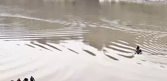 Son dakika haberi: Erzurum'daki trafik kazasında suya kapılan kişiyi arama çalışmalarına ara verildi