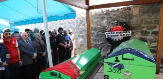 Trafik kazasında suya kapılarak hayatını kaybeden anne ile kızı toprağa verildi