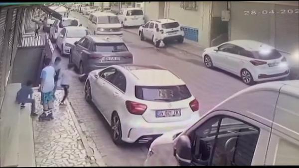 ESENLER\'DE YOLA FIRLAYAN ÇOCUĞA MİNİBÜS ÇARPTI, O ANLAR KAMERADA