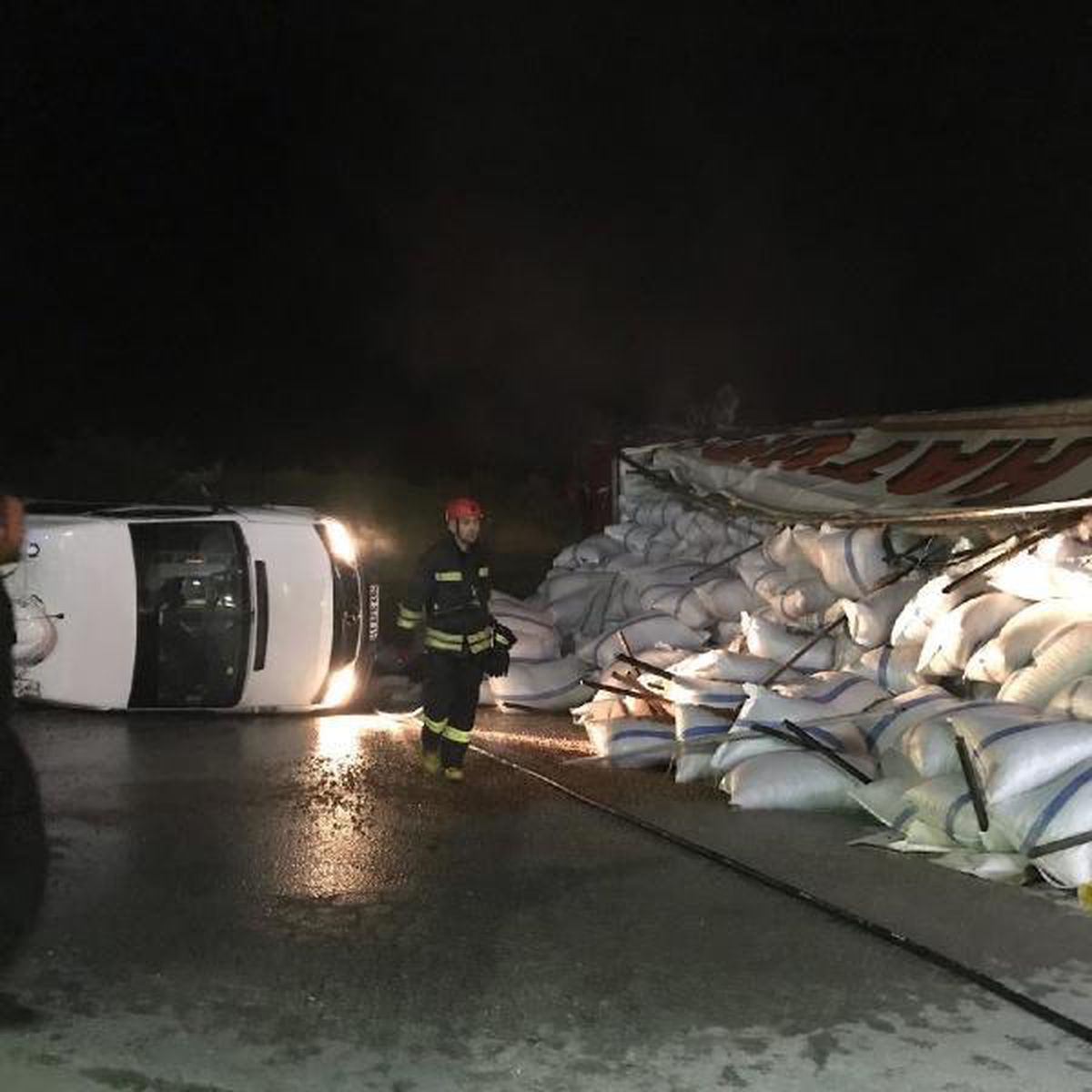 FRENİ BOŞALAN TIR'IN 4 ARACA ÇARPMASI KAMERADA