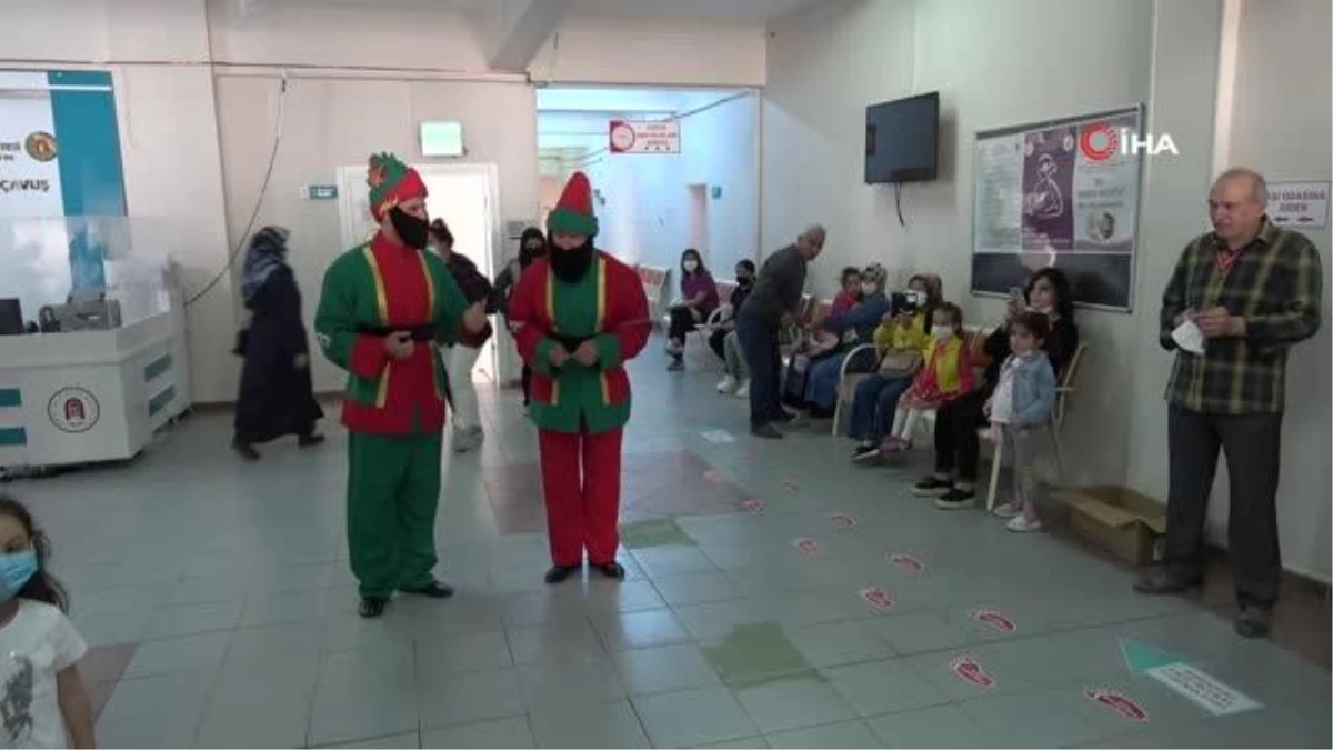 Son dakika haber... Hastanede çocuklara Hacivat ve Karagöz\'lü bayram sürprizi