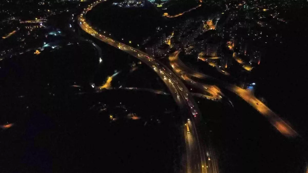 İftar sonrası sürücüler yola çıktı, TEM Otoyolu Kocaeli geçişinde yoğunluk başladı