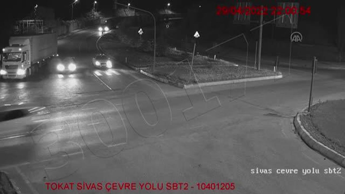 Işıkta bekleyen araçlara tırın çarpması sonucu 3 kişi yaralandı