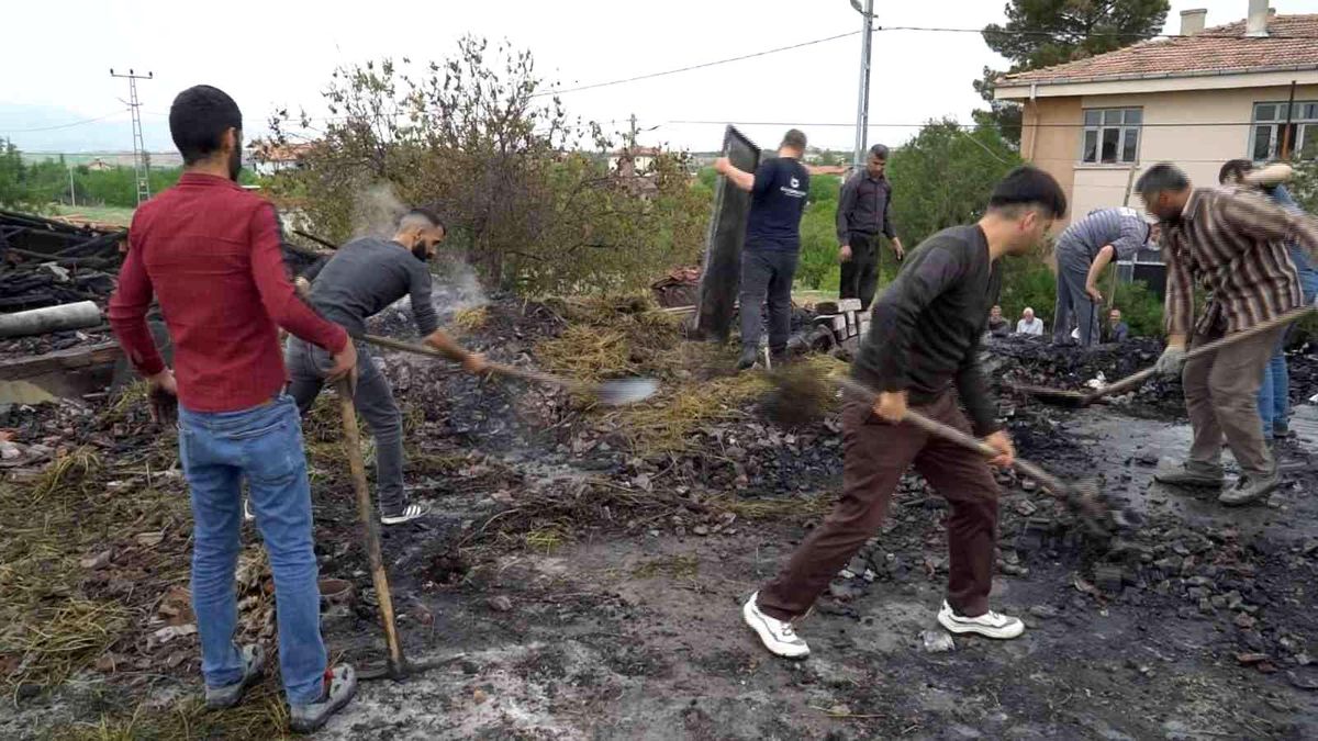 Son dakika 3. sayfa: İtfaiye yol sorunu nedeniyle gecikince 2 evin çatısı küle döndü