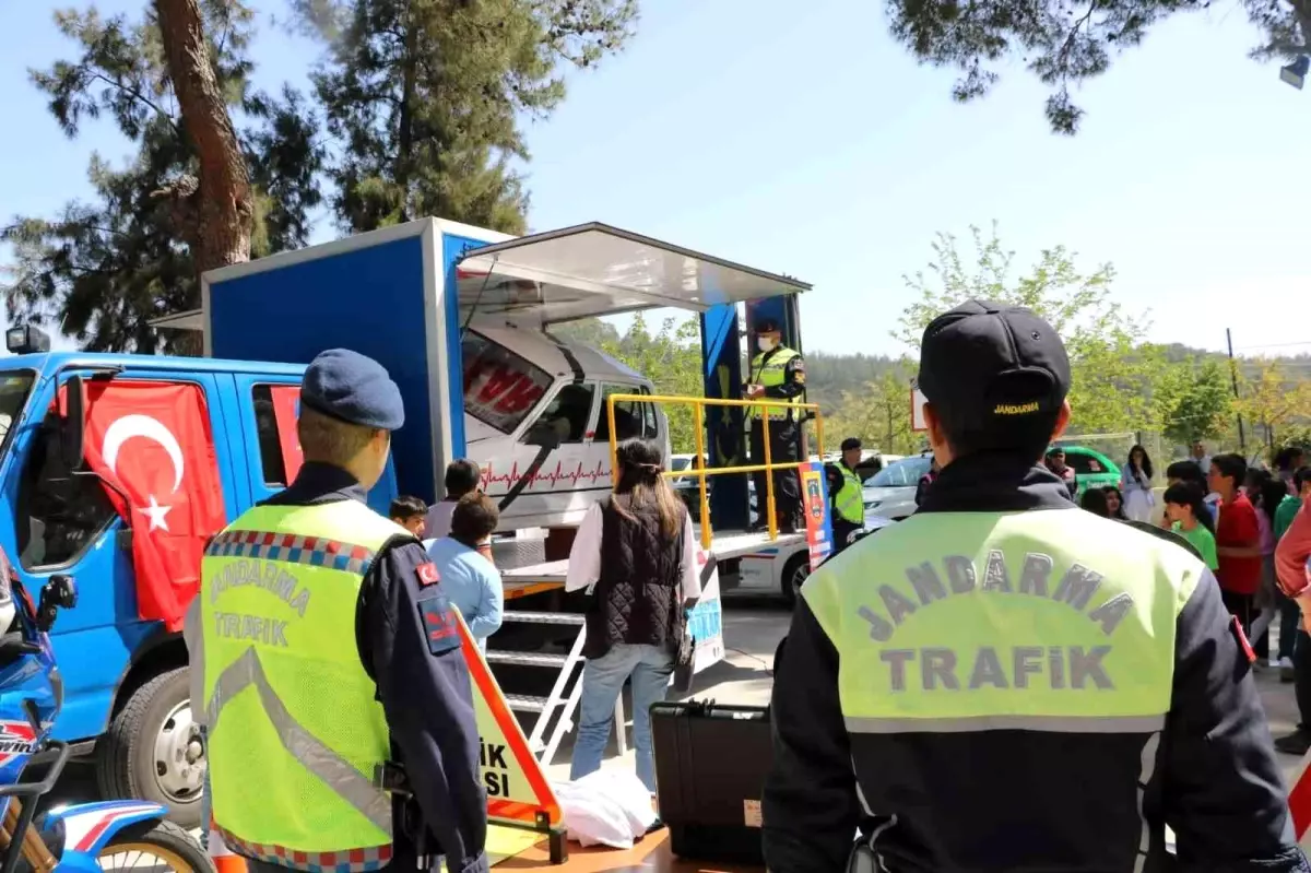 İzmir\'de jandarma ekiplerinden öğrencilere trafik eğitim semineri