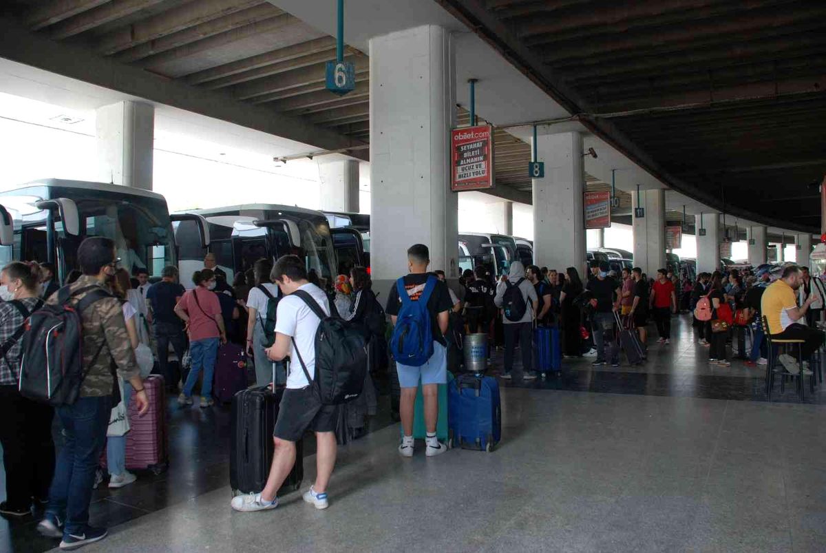 İzmir Otogarı\'nda bayram yoğunluğu