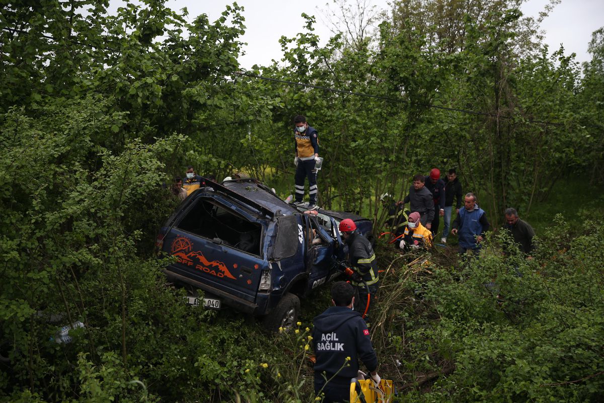 Kaza yaptığı araçta sıkışan kadını, itfaiyeci eşi kurtardı