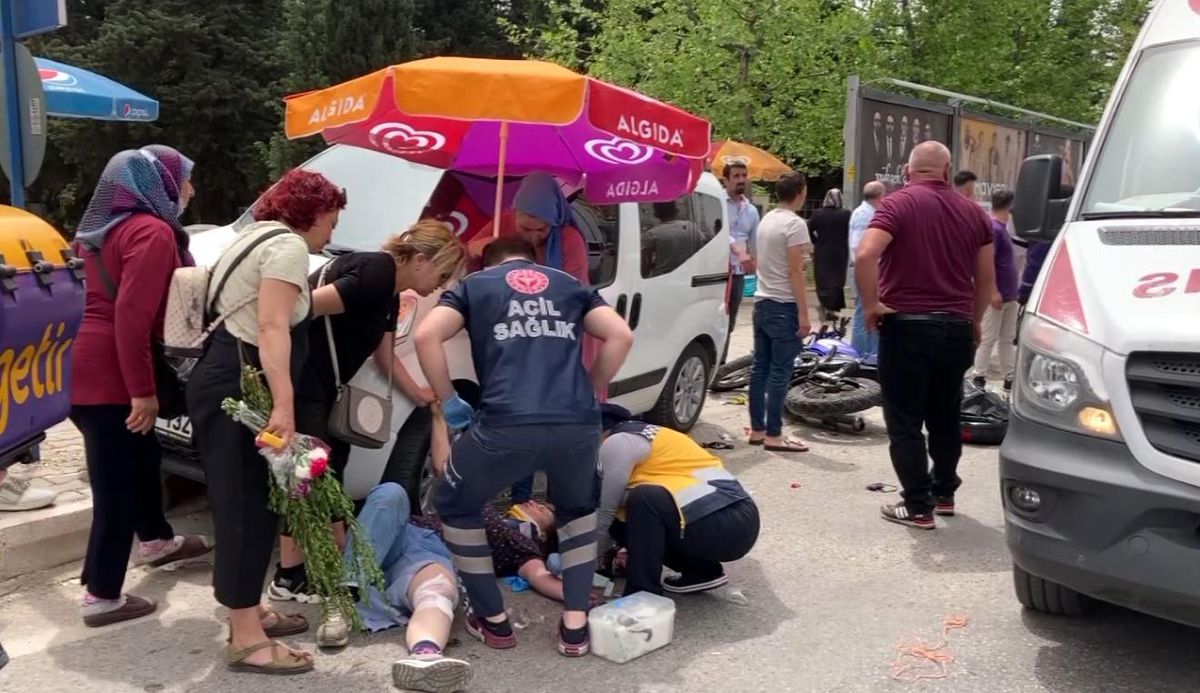 Son dakika haber! Kazada acı içinde yerde yatan kadına hemcinsinden plaj şemsiyeli koruma