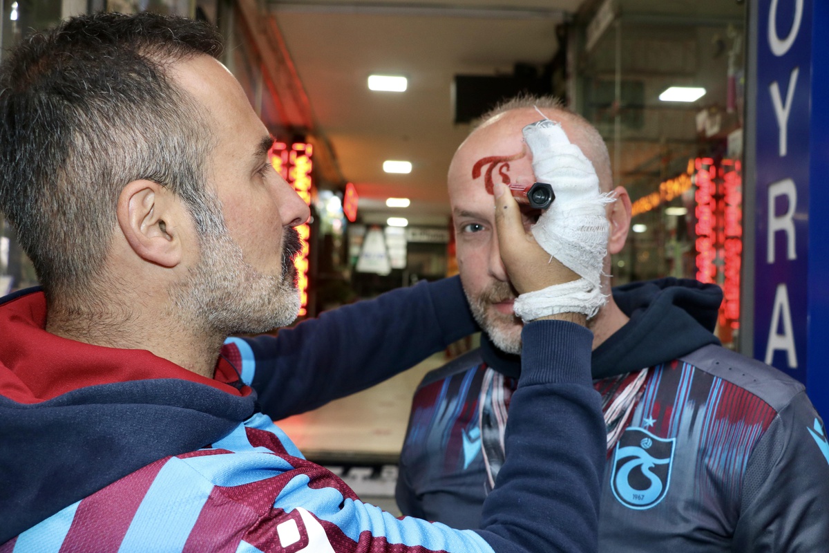 Kent Meydanı\'nda toplanan Trabzonspor taraftarları