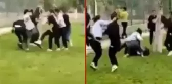 Liseli kızların arasında çıkan tartışma kavgaya dönüştü! Tekme ve yumruklar havada uçuştu
