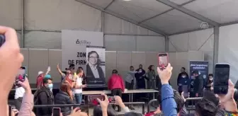 Kolombiya'da devlet başkanı adaylarından Gustavo Petro, kitabının imza gününe katıldı