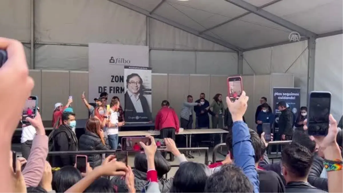 Kolombiya'da devlet başkanı adaylarından Gustavo Petro, kitabının imza gününe katıldı