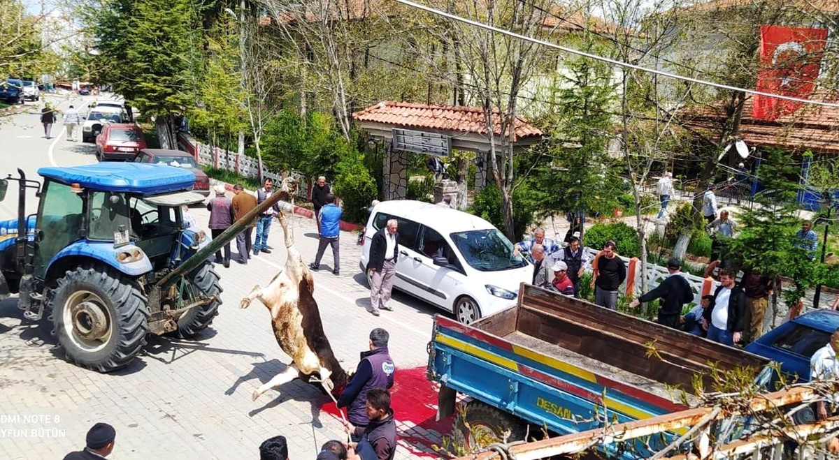 Köylüler bela ve kazalara karşı kurban kesip dua etti