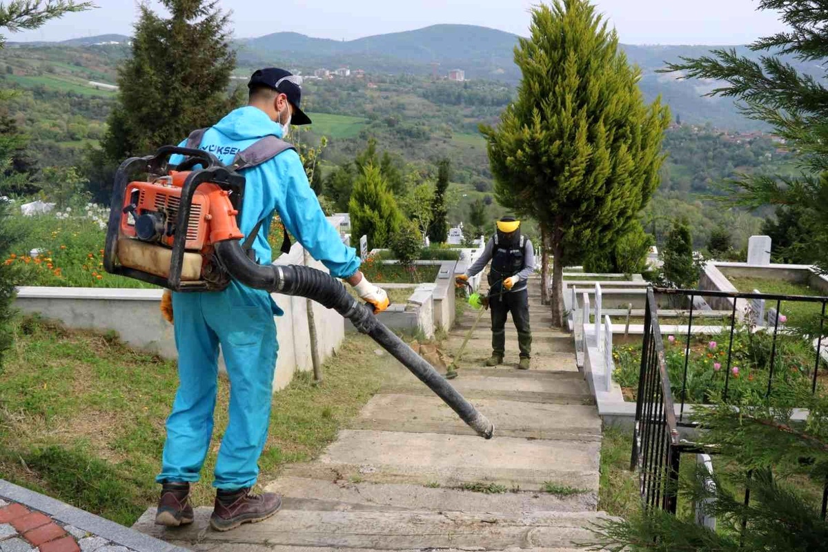 Mezarlıklar bayrama hazırlanıyor