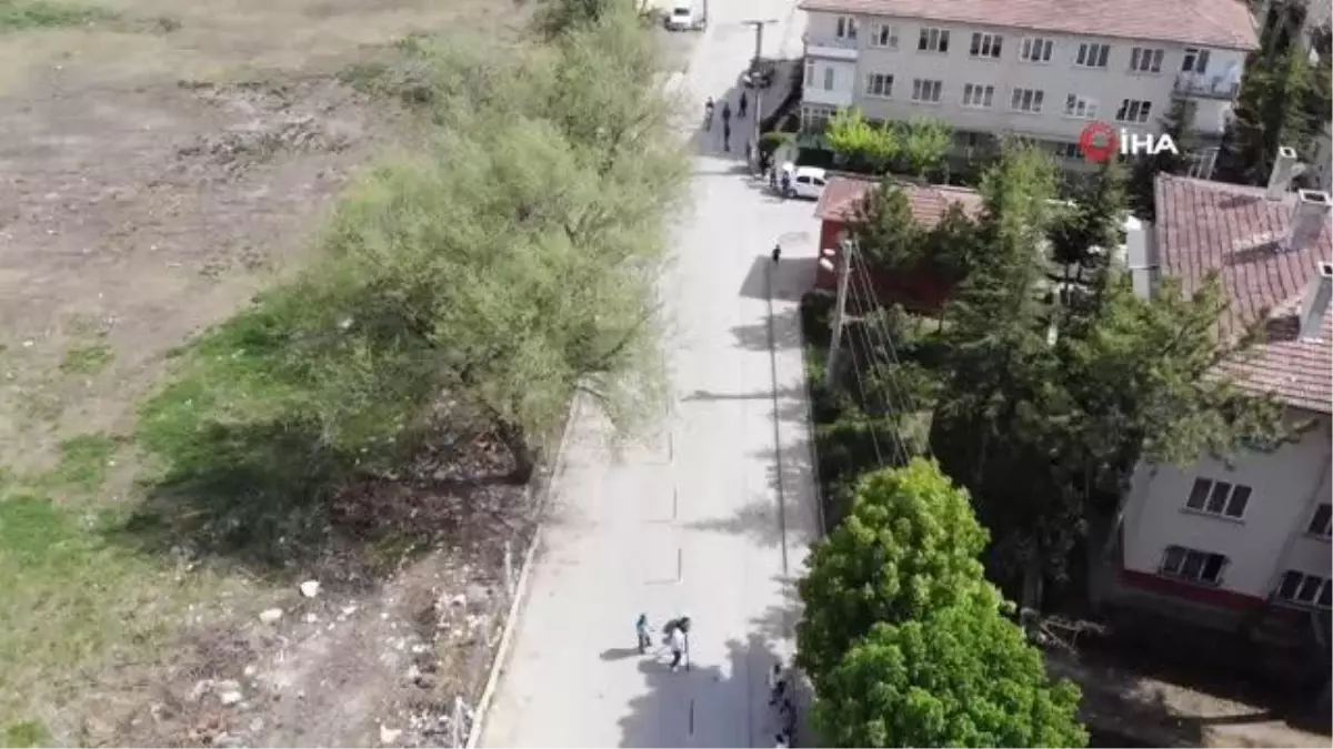 Mülk sahibiyle belediyenin anlaşmazlığı sokağı ortadan ikiye böldü