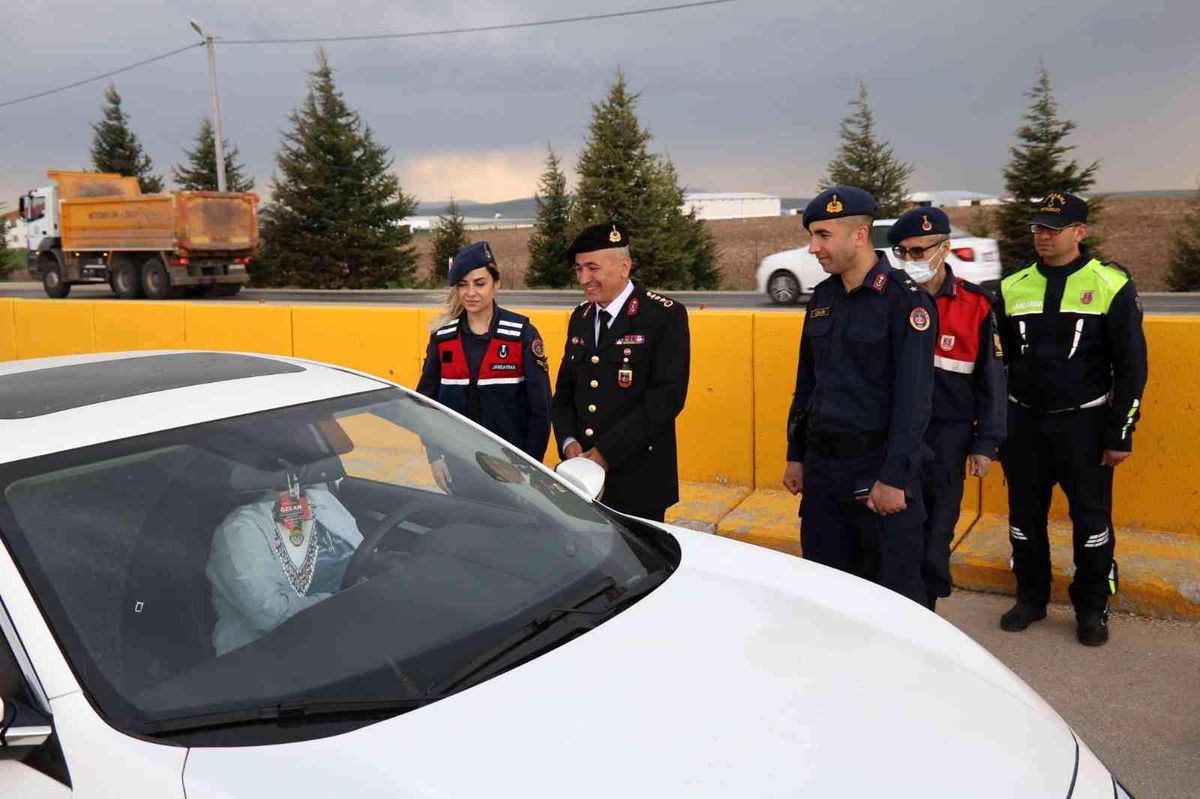 İl Jandarma Komutanı Albay Atasoy, trafik denetimine katıldı