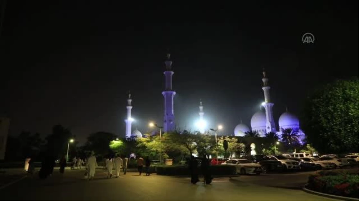 Şeyh Zayed Ulu Camii\'nde gece namazı