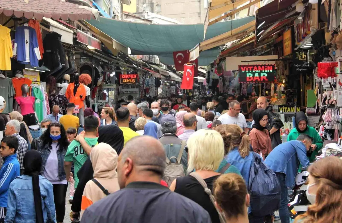 Tarihi Kemeraltı Çarşısı\'nda bayram alışverişi yoğunluğu