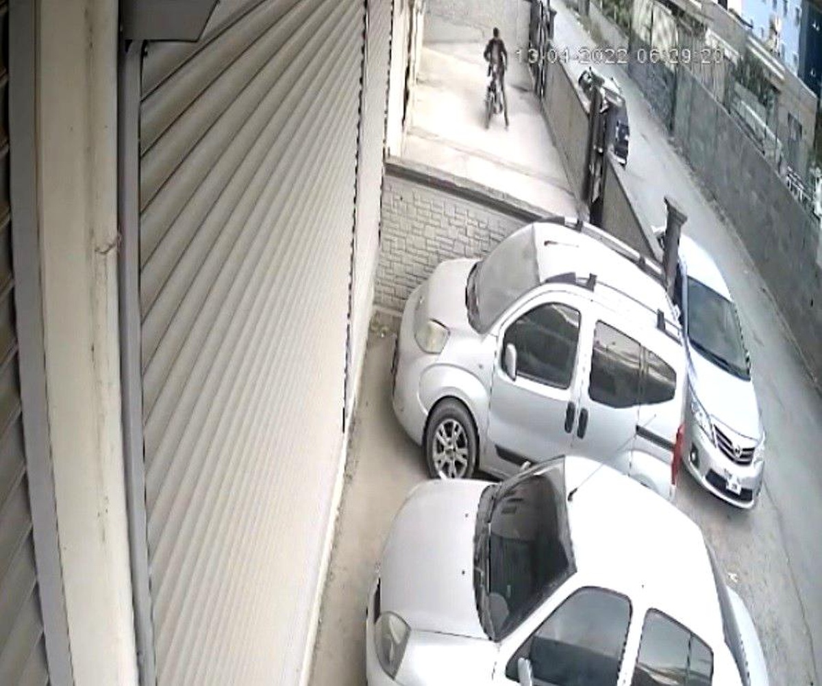 Son dakika haberi... Tarsus\'ta motosikleti hırsızlığı kameraya takıldı