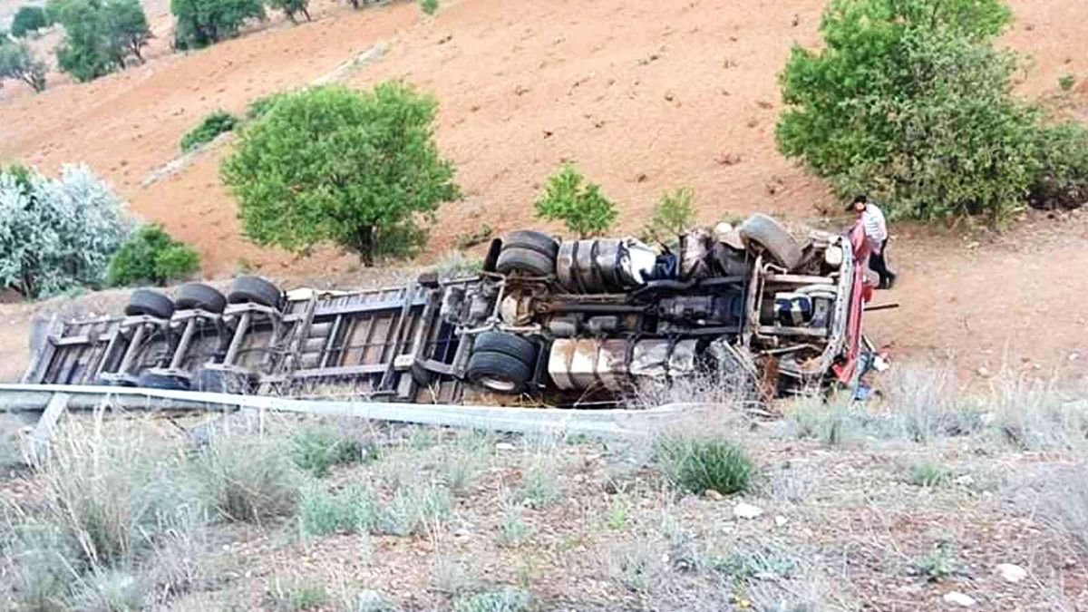 Son dakika haberleri... Tır şarampole devrildi: 1 yaralı
