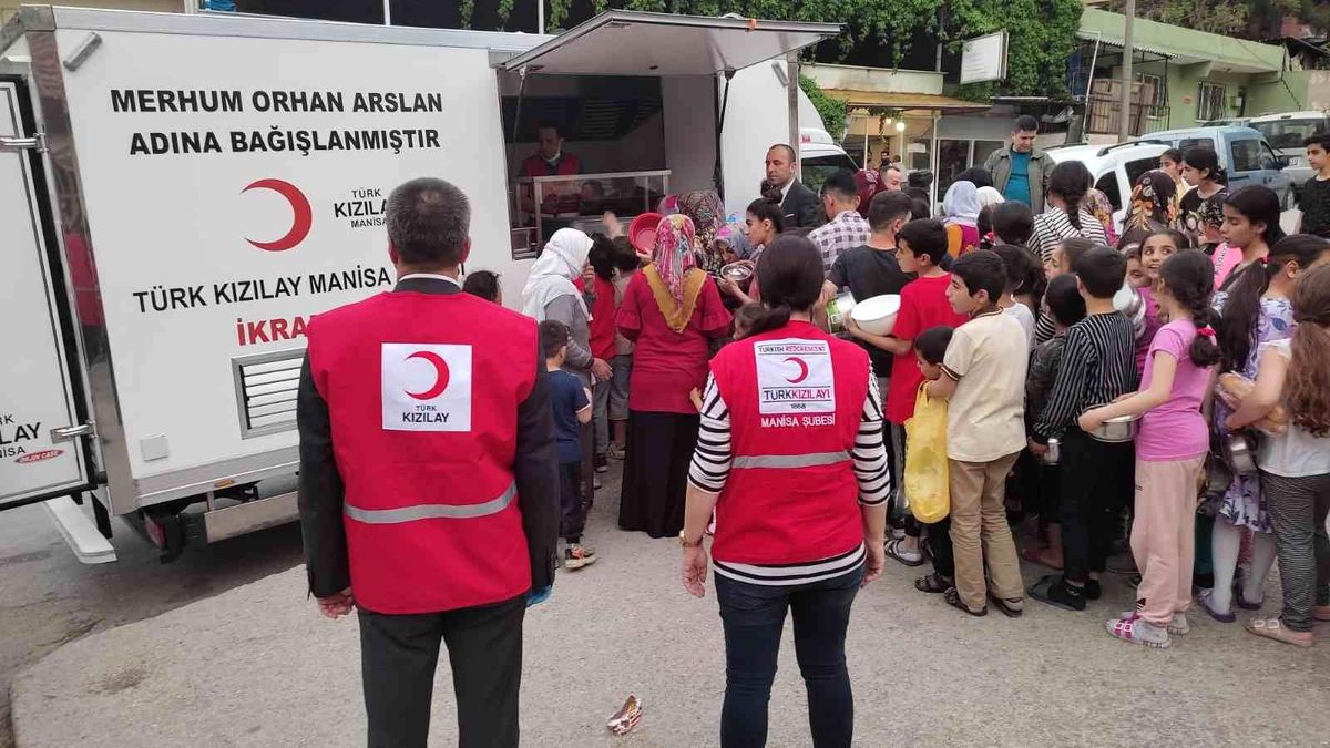 Türk Kızılay Manisa Şubesi 6 bin kişiye sıcak yemek dağıttı