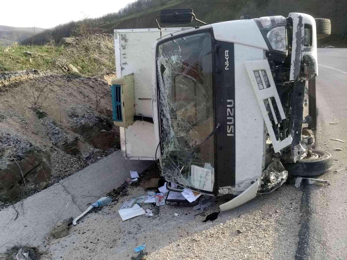 Virajı alamayan kamyonet devrildi, 2 kişi yaralandı