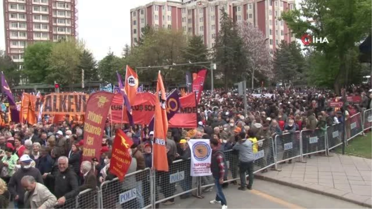 1 Mayıs Emek ve Dayanışma Günü Ankara\'da yüzlerce kişiyle kutlandı